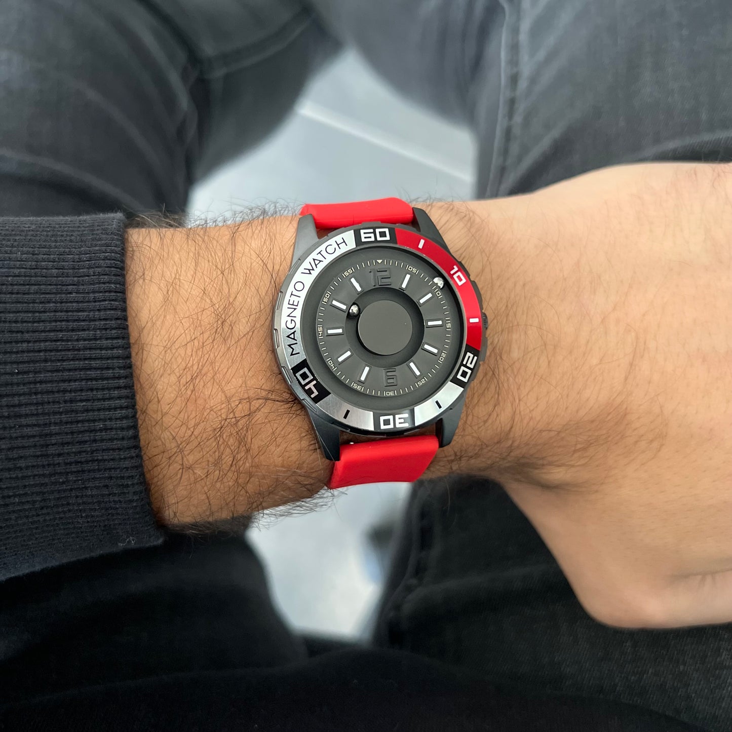 Magneto-Watch-Uranus-Black-Silicone-Red-Lifestyle-2023